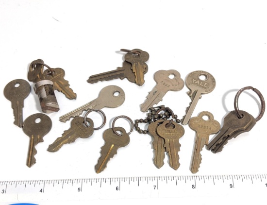 Lot of Vintage Keys