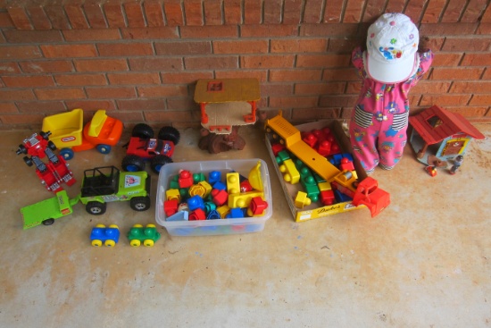 Contents of Toy Box - Mickey Mouse Weeble & Club Playhouse