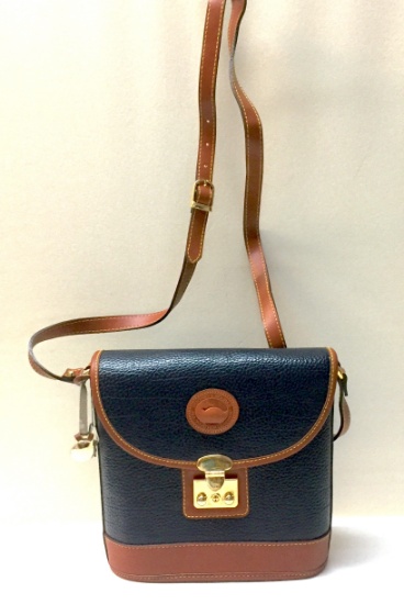 Nice Dooney & Bourke Leather Crossover Bag