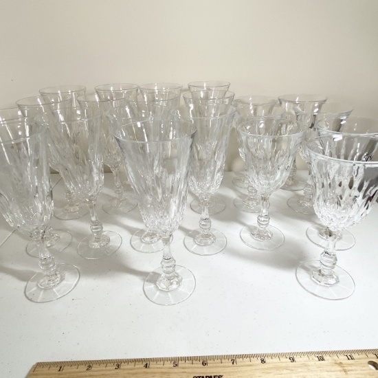 21 pc Lot of Amazing Crystal Stemware with 2 Divided Fabric Caddies