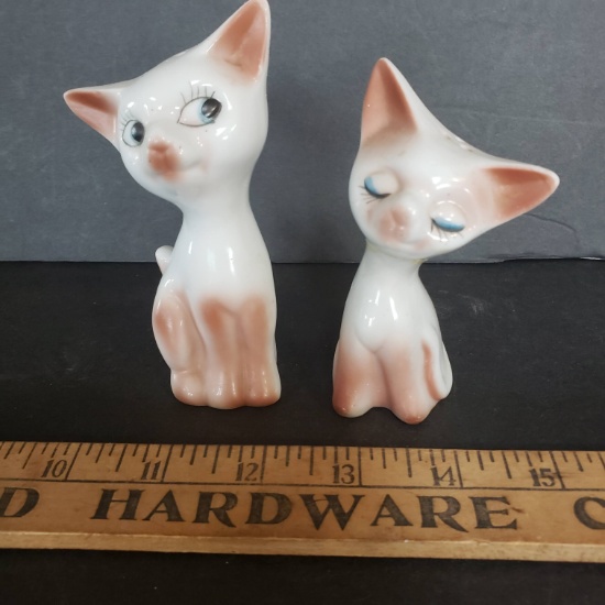 Adorable Vintage Cat Salt and Pepper Shakers