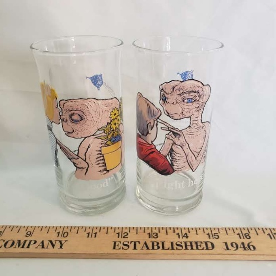 Lot of 2 1982 Pizza Hut E.T. Collectible Glasses