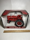 2005 ERTL Farmall Super M Die-Cast 1/16 Scale Tractor in Box