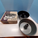 NIB Calphalon Nonstick Crown Bundt Pan and 2 Bundt Pans