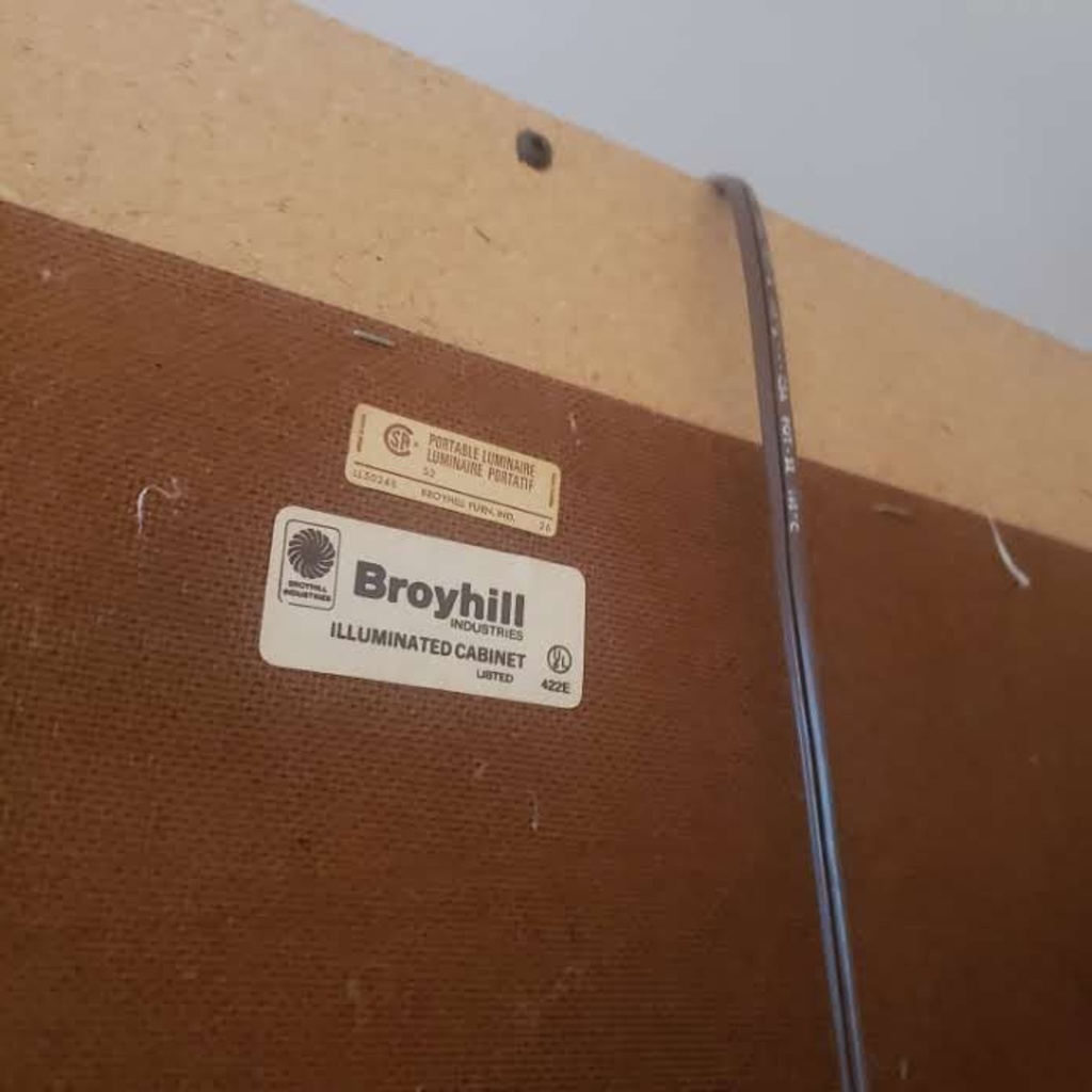 Broyhill Illuminated 422e Matttroy