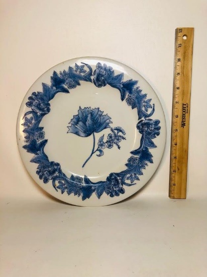 Winterthur China Plate on Plate Hanger