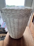 White Wicker Lidded Trash Can/Small Laundry Basket