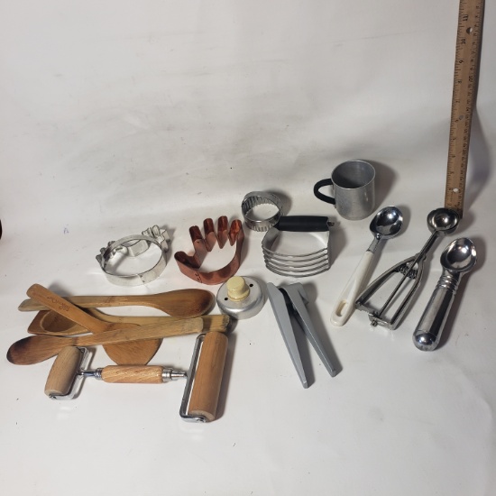 Assorted Lot of Kitchen Utensils