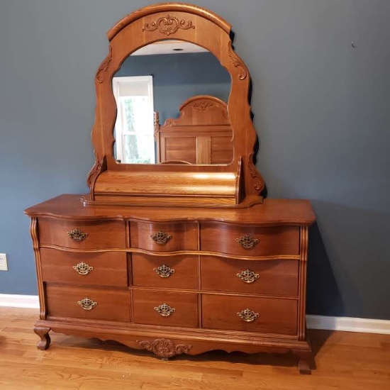 Carlisle Collection Dresser with Mirror/ Dresser Box