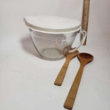 Pampered Chef 8 Cup Batter Bowl and 2 Wooden Spoons