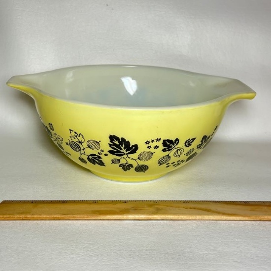Pyrex Gooseberry Yellow & Black 1-1/2 Quart #442 Cinderella Bowl