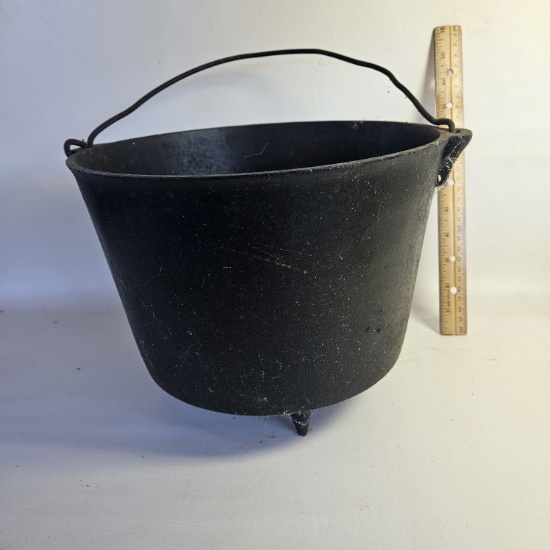 Cast Iron Gate Marked 3 Legged Pot with Handle, No. 8