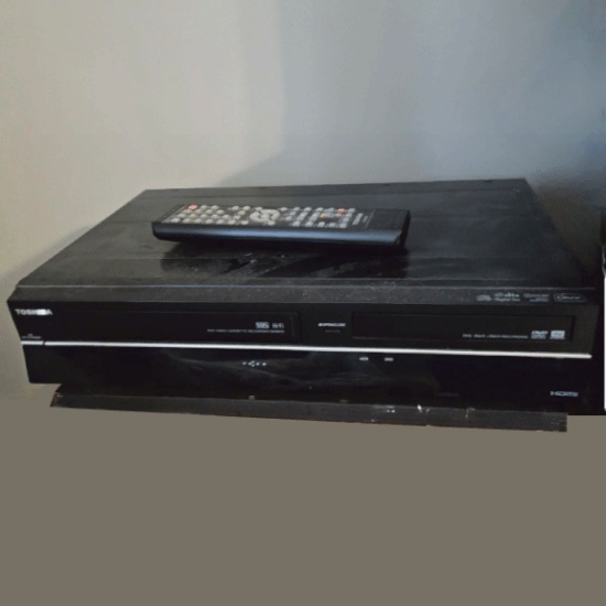 Toshiba VHS & DVD Player with Remote - Powers On