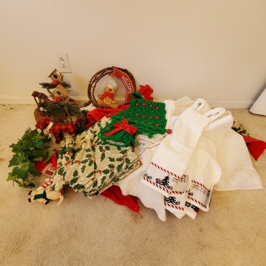 Lot of Christmas Placemats, Napkins, Bath Towels and Décor
