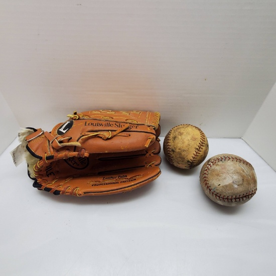 Louisville Slugger Baseball Glove with Bruise-Gard Padding and 2 Balls