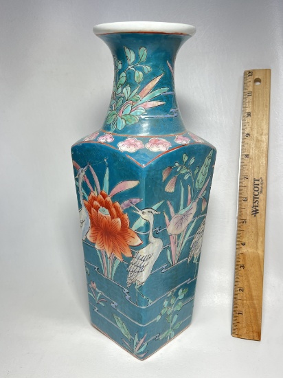 Beautiful Porcelain Oriental Vase