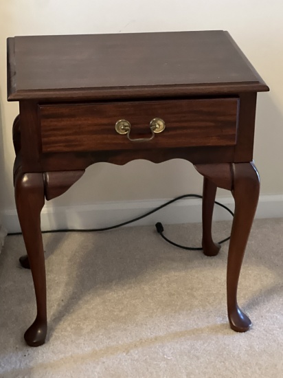 Wooden Single Drawer Nightstand with Queen Anne Legs