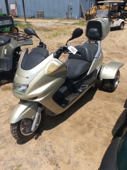 2010 DAIX 3-WHEEL SCOOTER