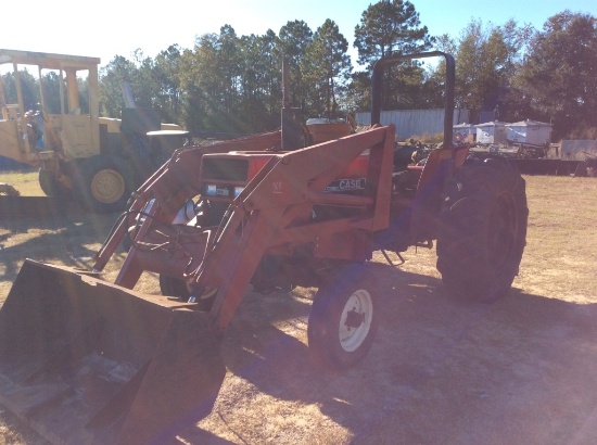 CASE 685 W/ LOADER - 2WD