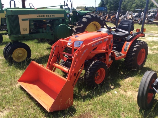 KUBOTA B2320 W/ LA304 LOADER - 4X4