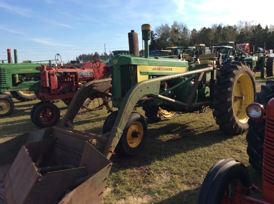 (33)JOHN DEERE 620 W/ LOADER