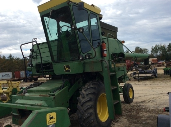 (64)JOHN DEERE 4400 COMBINE
