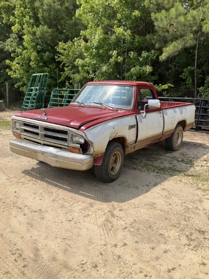 (128)1989 DODGE 100 TRUCK
