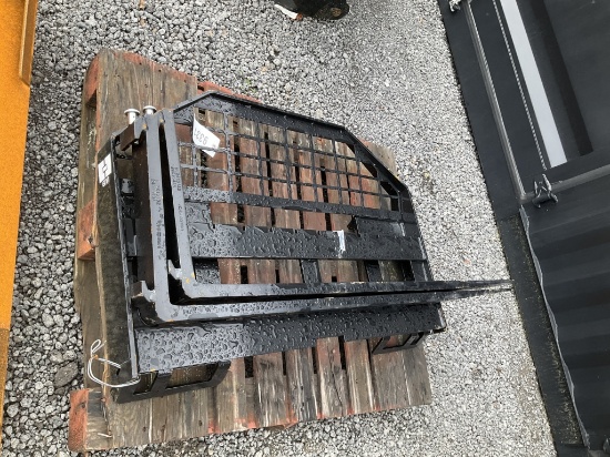 (1085)UNUSED GIYI SKID STEER LOADER FORKS