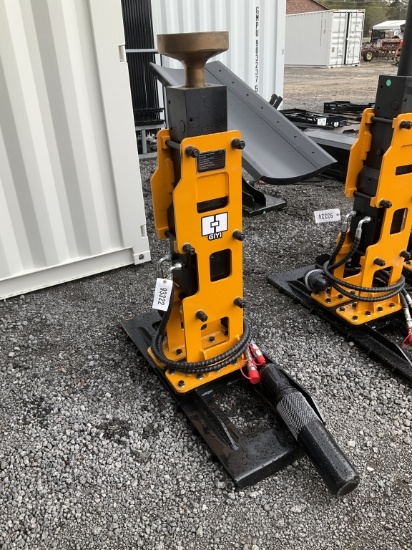 (1103)UNUSED GIYI SKID STEER POST DRIVER