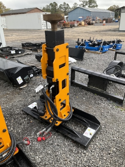 (1100)UNUSED GIYI SKID STEER POST DRIVER