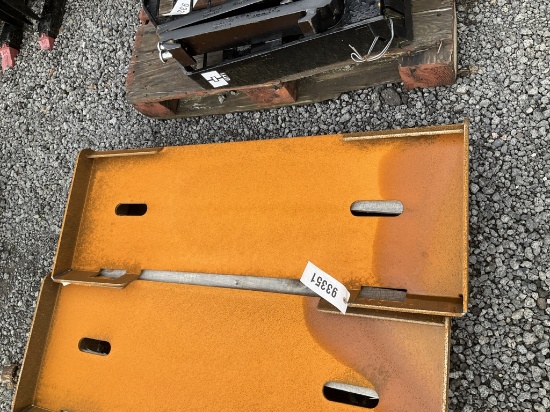 (1084)UNUSED GIYI SKID STEER ADAPTOR PLATE