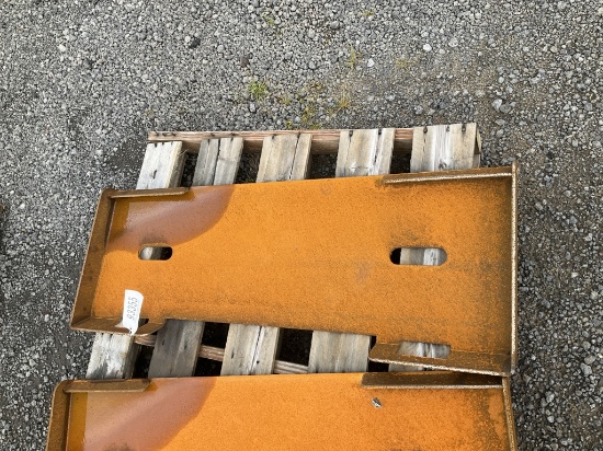 (1080)UNUSED GIYI SKID STEER ADAPTOR PLATE
