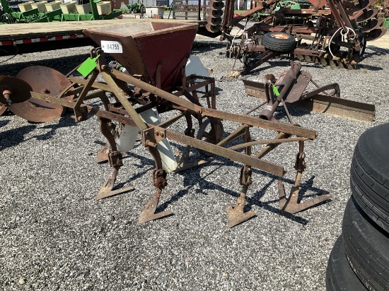 (930)CULTIVATOR W/ FERTILIZER SPREADER