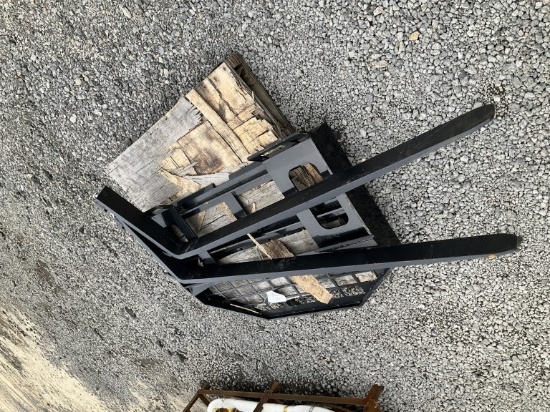 (617)UNUSED GIYI 60" SKID STEER LOADER FORKS(A)