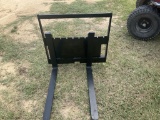 (158)-(A)UNUSED GIYI GY-XHC MINI SKID STEER FORKS