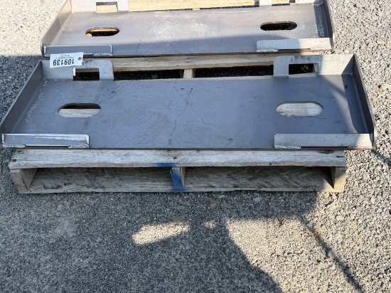 (1067)A-Unused Giyi Skid Steer Mounting Plate