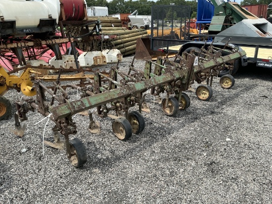 (956)John Deere 4 Row Cultivator
