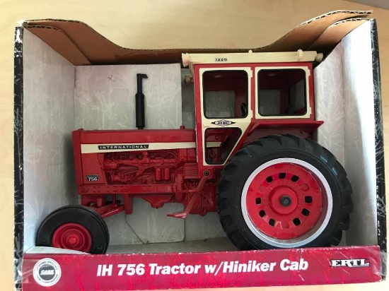 2001 IH 756 With Hiniker Cab