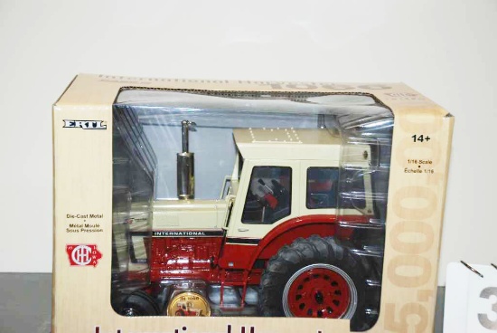 Case IH 1066 WF Tractor - 5 millionth tractor - Ertl