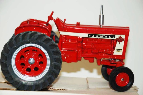 IH Farmall 706 WF Tractor - 7th Ontario 1992 Toy Show & Auction