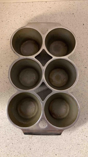 vintage cast iron griswold muffin tin #18