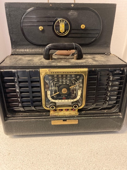 Zenith transoceanic radio turns on