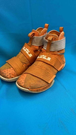 custom Lebron James solider size 9 Nike men's shoes