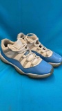 Blue and white 9.5 men's shoes Nike Jordan's zinch's