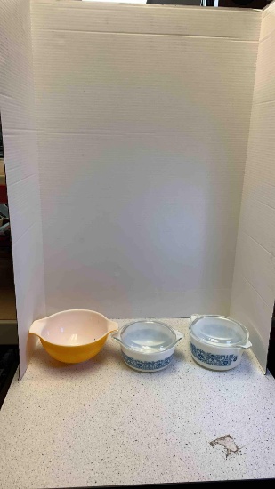 2 Pyrex horizon blue bowls and Daisy bowl