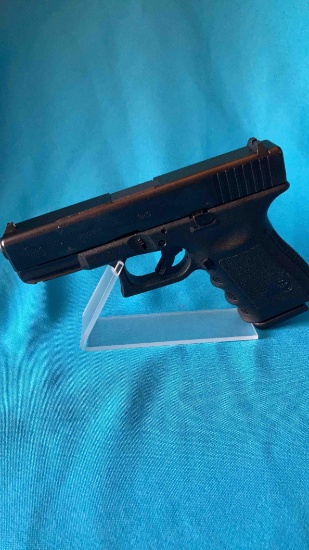 Glock 19 s/n PAP702 9x19 pistol with 2 magazines