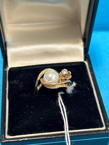 Marked 14 k gold 2.1 dwt with pearl looking stone ring