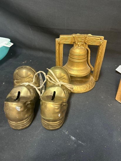 Bookends shoes are made of brass