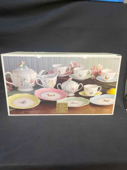 Lenox Butterfly Meadow 17 pc Luncheon Set Original box excellent condition