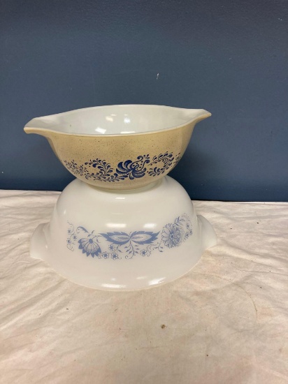 Pyrex Homestead bowl and Glasbake Cinderella bowl